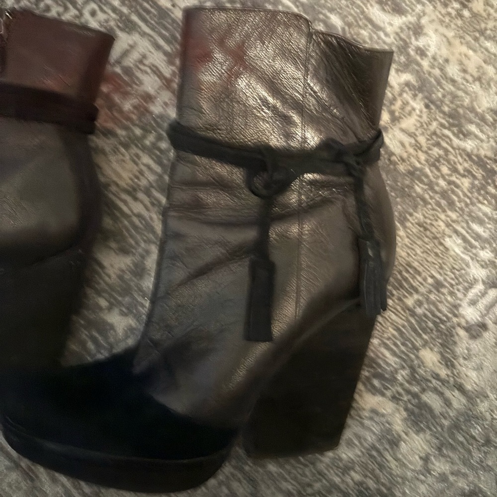 Leather and suede booties with tassels. Black. Size 7.